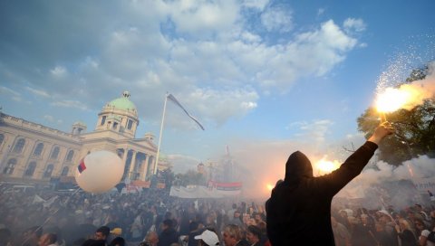 УМЕТНОСТ ФОТОГРАФИЈЕ: Жељко Кнежевић - Бакља пред Скупштином