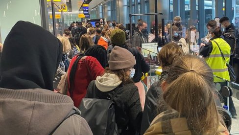 BEŽE GLAVOM BEZ OBZIRA IZ BRITANIJE: Haos na londonskom aerodromu, zbog zabrane ulaska ogromne gužve (FOTO)