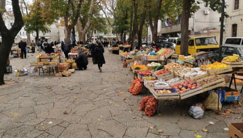 НЕМА КОМШИЈА, НЕМА НИ ПАЗАРА: На требињској пијаци због пандемије вируса корона ове сезоне бележе пад промета