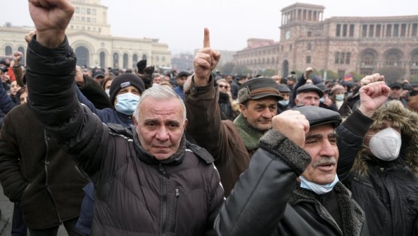 ЈЕРМЕНИ ТРАЖЕ СМЕНУ ПРЕМИЈЕРА: Све више демонстраната у Јеревану