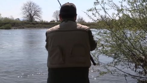 ЈЕЗИВЕ СЦЕНЕ У НЕМАЧКОЈ: Пецарош упецао људску ногу на језеру, полиција хитно реаговала ЈЕЗИВЕ СЦЕНЕ У НЕМАЧКОЈ: Пецарош упецао људску ногу на језеру, полиција хитно реаговала
