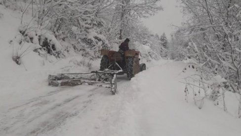 IVANJIČKA SELA BEZ STRUJE ZBOG SNEGA Meštani: Palimo sveće kao da živimo u kamenom dobu