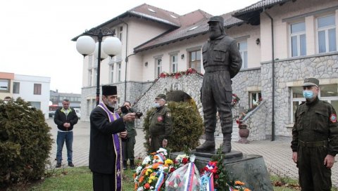 ОДРЖАН ПОМЕН ВОЈВОДИ МАНДИ: Јуначки је бранио завичај, венце положио и син српског хероја (ФОТО)