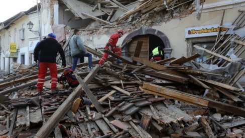 U PETRINJI I GLINI PAO SNEG: LJudi pred kućama u užasnim uslovima