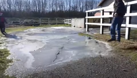 ИЗ ЗЕМЉЕ ШИКЉА ТОПЛА ВОДА, КУЋЕ НАМ БЕЖЕ: Језиви феномени након потреса у Петрињи (ВИДЕО)