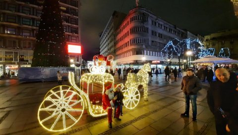 МОРАВАЦ У КНЕЗ МИХАИЛОВОЈ: Београђани у центру града уживају у празничној атмосфери (ФОТО+ВИДЕО)