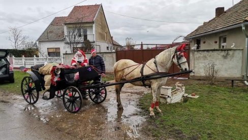 МАЛИШАНИМА 700 ПАКЕТИЋА: Два Деда Мраза обрадовала децу у Мокрину