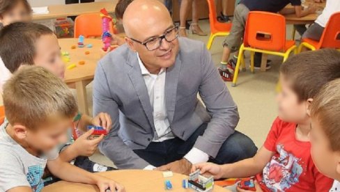 VUČEVIĆ SAOPŠTIO SJAJNE VESTI! Sve bebe rođene 1.januara od grada dobijaju po 50.000 dinara VUČEVIĆ SAOPŠTIO SJAJNE VESTI! Sve bebe rođene 1.januara od grada dobijaju po 50.000 dinara