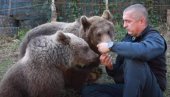 NA PLANINI OZREN KOD DOBOJA: Medvedica Maša dobila družbenicu, Novu godinu dočekala sa LJubicom (FOTO+ VIDEO)