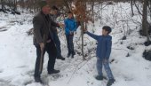 PO OBIČAJIMA PREDAKA: Subotići u Runjanima, po snegu, već počeli pripreme za Božić (FOTO)