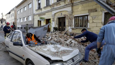 DOLAZE U  PETRINJU DA SE SLIKAJU PORED RUŠEVINA: Šef vatrogasaca apeluje na ljude, grad na ivici potpunog kolapsa