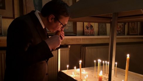 ВУЧИЋ УПУТИО БОЖИЋНУ ЧЕСТИТКУ: Наша света дужност је да се Пећка кандила никада не угасе ВУЧИЋ УПУТИО БОЖИЋНУ ЧЕСТИТКУ: Наша света дужност је да се Пећка кандила никада не угасе
