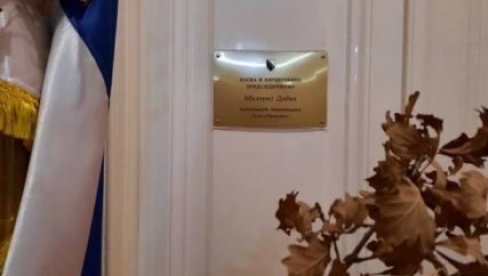 POŠTUJE SE TRADICIJA: Unesen badnjak u Dodikov kabinet u Predsedništvu BIH (FOTO)