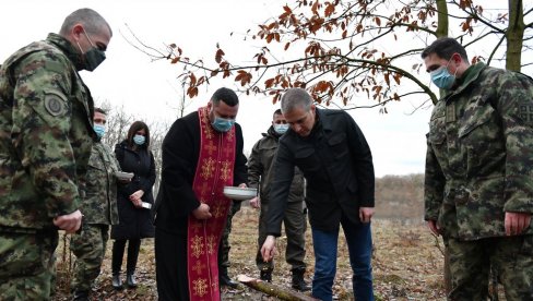 MINISTAR STEFANOVIĆ ČESTITAO BADNJI DAN: Država poštuje to što su pripadnici Vojske uvek na braniku otadžbine