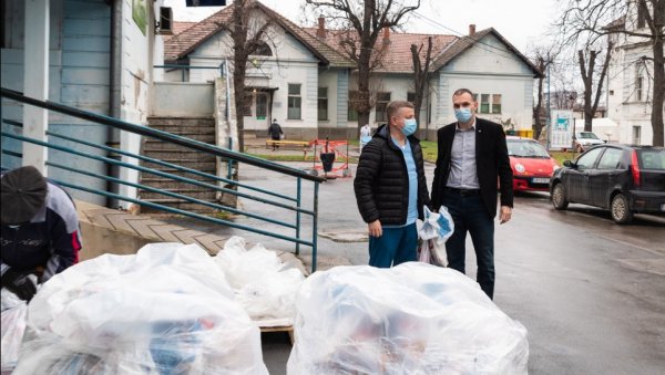 БОЖИЋНИ ДАРОВИ: Пакетићи за децу запослених у зрењанинској болници