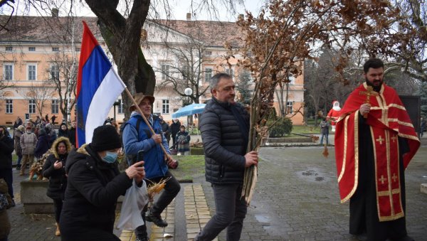 ЗАПАЉЕН БАДЊАК У КИКИНДИ: Корона одложила неке обичаје (ФОТО)