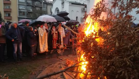 ТРАДИЦИОНАЛНО, АЛИ УЗ МАЊИ БРОЈ ВЕРНИКА: Испред Храма Светог Саве упаљен бадњак (ФОТО/ВИДЕО)