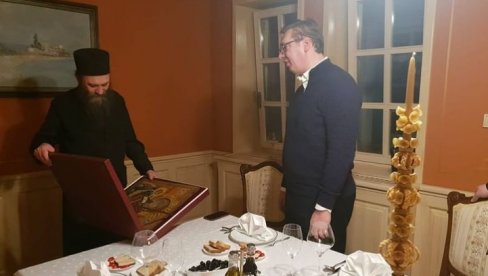 SREĆNO BADNJE VEČE: Vučić sa Hilandara poslao ove reči građanima Srbije (FOTO)