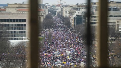 АМЕРИЧКА ВОЈСКА НЕЋЕ НА НАРОД?! Пентагон не реагује, Трампове присталице заузеле место Ненси Пелоси!