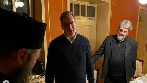 UPRAVO SAM ZAVRŠIO VEČERU NA BADNJE VEČE: Predsednik Vučić se priprema za jutarnju službu sa bratijom Hilandara (FOTO)