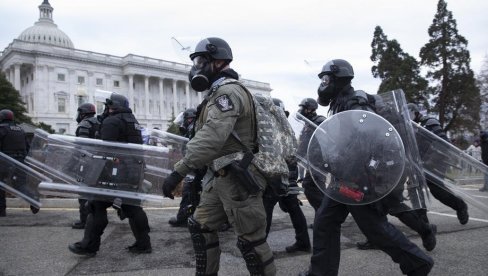 ПРОНАЂЕНЕ ДВЕ БОМБЕ НА КАПИТОЛУ: Полиција демонтирала две експлозивне направе