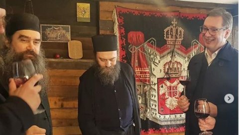 ПРЕДСЕДНИК ЗАВРШАВА ПОСЕТУ ХИЛАНДАРУ: Опроштај и велика захвалност оцу Методију (ФОТО)