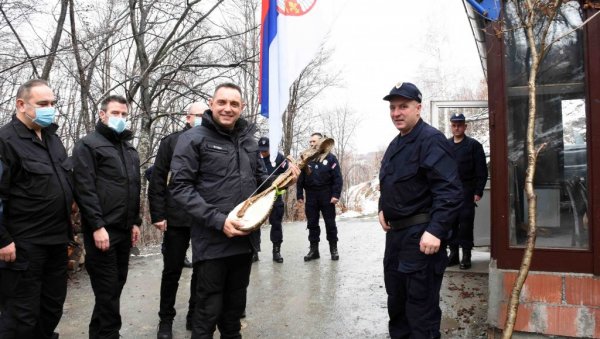 ВУЛИН ЧЕСТИТАО ПРАЗНИК ИЗ КОПНЕНЕ ЗОНЕ БЕЗБЕДНОСТИ: Припадници полиције министру поклонили гусле (ФОТО)