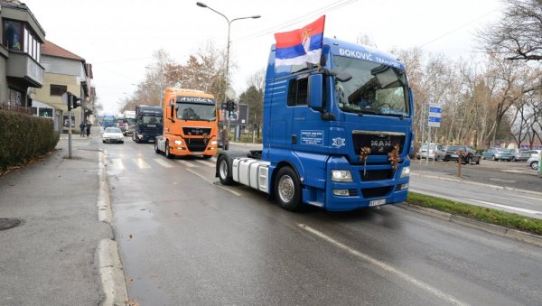 ДЕФИЛЕ КАМИОНА: Божићна вожња краљевачких аутопревозника