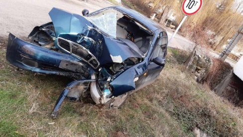 TRAGEDIJA KOD KNJAŽEVCA: Žena poginula, njen unuk teško povređen kada su sleteli sa puta i udarili u drvo