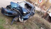 TRAGEDIJA KOD KNJAŽEVCA: Žena poginula, njen unuk teško povređen kada su sleteli sa puta i udarili u drvo