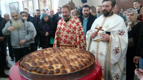 ODRŽANA TRADICIJA: U Kikindi lomljena česnica u crkvi Svetog Kozme i Damjana