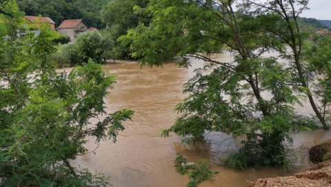 ПОПЛАВЕ НА КИМ: Куће под водом, путеви блокирани - најкритичније у Ђаковици