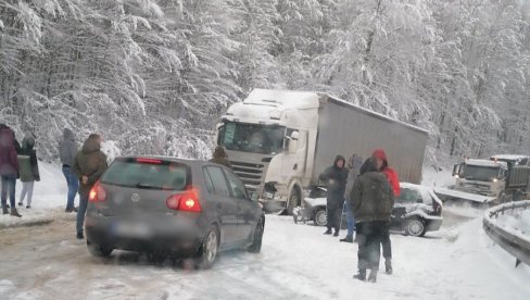 ZAVEJANI KAMIONI PREMA ZLATIBORU: Kilometarska kolona vozila zbog saobraćajke kod Borove glave, sneg ne prestaje da pada (FOTO)