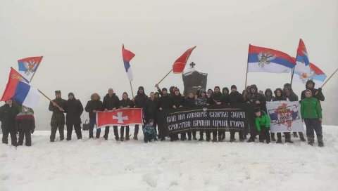 КРОЗ СМЕТ И МЕЋАВУ ДО СПОМЕНИКА ЈУНАЦИМА: Обележена годишњица чувене Мојковачке битке (ФОТО)