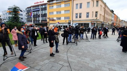 ŽELJKA CVIJANOVIĆ U DRUŽENJU SA GRAĐANIMA: Banjaluka slavi Dan Republike Srpske (FOTO/VIDEO)