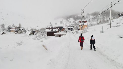 PROBIJENI PUTEVI DO BJELAŠNICE: Zavejana sela oslobođena nanosa, obezbeđen uredan pristup saobraćajnicama (FOTO) PROBIJENI PUTEVI DO BJELAŠNICE: Zavejana sela oslobođena nanosa, obezbeđen uredan pristup saobraćajnicama (FOTO)