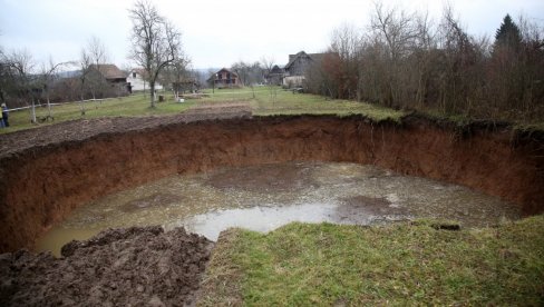 ŠIRI SE VELIKA RUPA U ZEMLJI: Meštani Petrinje prestrašeni, planirano snimanje dronom (FOTO/VIDEO)