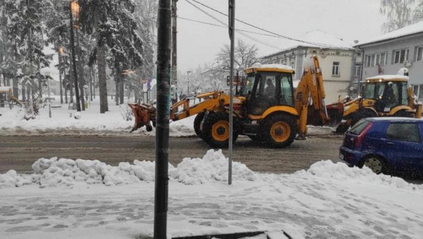 ГЛАВНИ ПУТНИ ПРАВЦИ НА ПЕШТЕРИ ПРОХОДНИ: Три села без струје, ситуацију отежавају густа магла и ледена киша