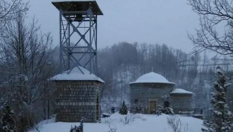 СНЕГ ОКИТИО И МАНАСТИР БОГОШТИЦУ: Пахуље падају данима у Рађевини (ФОТО)