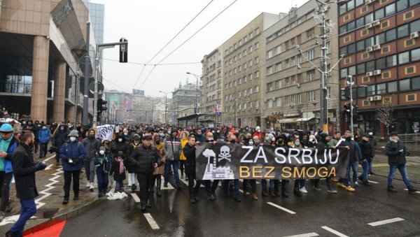 У ВАЗДУХУ САДА  ЛЕБДИ И ПОЛИТИКА: Грађани брину да ли удишу отрове, надлежни упозоравају да се протести злоупотребљавају