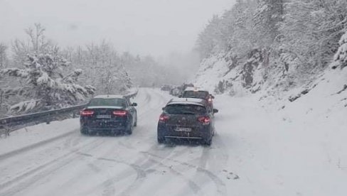 SNEŽNI POKRIVAČ NIJE ISPOD POLA METRA: U selima pored Ivanjice po pola metra snega