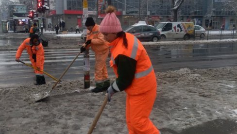 ОПШТИНА ВОЖДОВАЦ ПОМАЖЕ У ЧИШЋЕЊУ СНЕГА:  Захтеве поднети месним заједницама