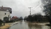 ЈОШ ЈЕДНОМ ГРАДУ ПРЕТИ ВАНРЕДНА СИТУАЦИЈА! Жестока борба са бујицама у Владичином Хану, угрожене и куће