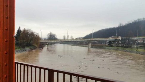 ALARMANTNO U VLADIČINOM HANU: Poplavljene kuće, ulice i polja