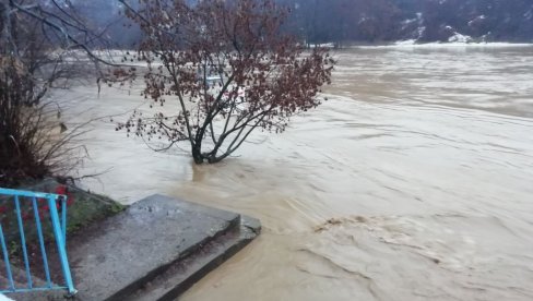 VLASINA PRETI VLASOTINCU: Najkritičnije između dva mosta u centru mesta (FOTO)