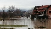 SPASAVAJU STOKU I GOLE ŽIVOTE: Muka žitelja sela Rsovci, voda iznad kolena, beže pred podivljalom rekom Visočicom (FOTO)