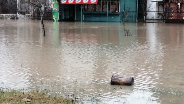 У ТОКУ ЈЕ СПАСАВАЊЕ ЖЕНЕ (86) У ЖИТОРАЂИ: Због поплаве је заробљена у кући, ватрогасци су на терену