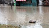 U TOKU JE SPASAVANJE ŽENE (86) U ŽITORAĐI: Zbog poplave je zarobljena u kući, vatrogasci su na terenu