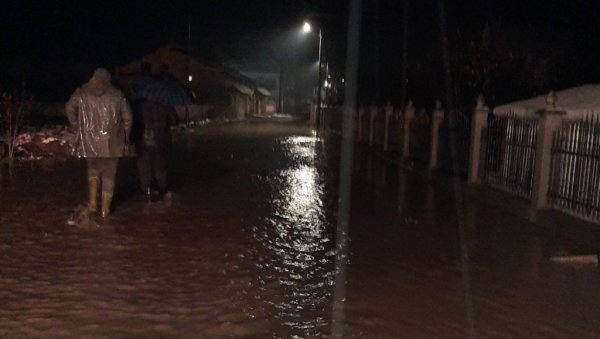 БЕСАНА НОЋ У СЕЛУ ШИШАВА: Поплављено двадесет дворишта, вода ушла у две куће (ФОТО)