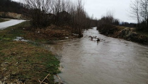 БИНАЧКА МОРАВА НОСИ СВЕ ПРЕД СОБОМ: Потопљен административни прелаз са КиМ, река зауставила и путеве (ФОТО/ВИДЕО)